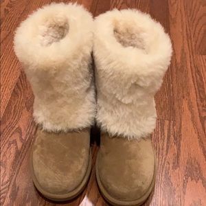 Tan Uggs with cream fur